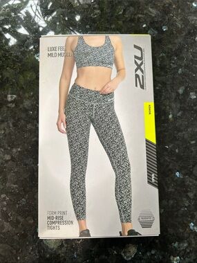 2XU Black & White Form Print Mid-Rise Compression Leggings
